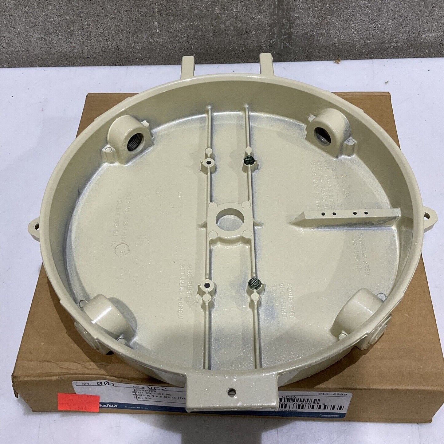 HAZLUX VC2 CEILING OUTLET BOX CEILING MOUNT TO V  & D SERIES FIXTURE 3/4” 373
