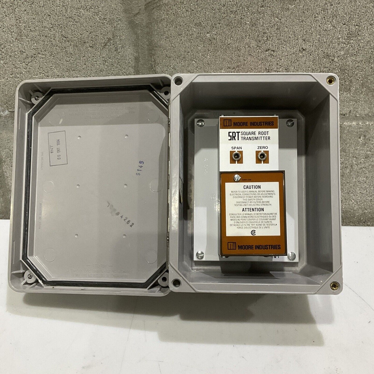 MOORE INDUSTRIES 4-20 MA SRT SQUARE ROOT TRANSMITTER 10/117 V WITH ENCLOSURE 373