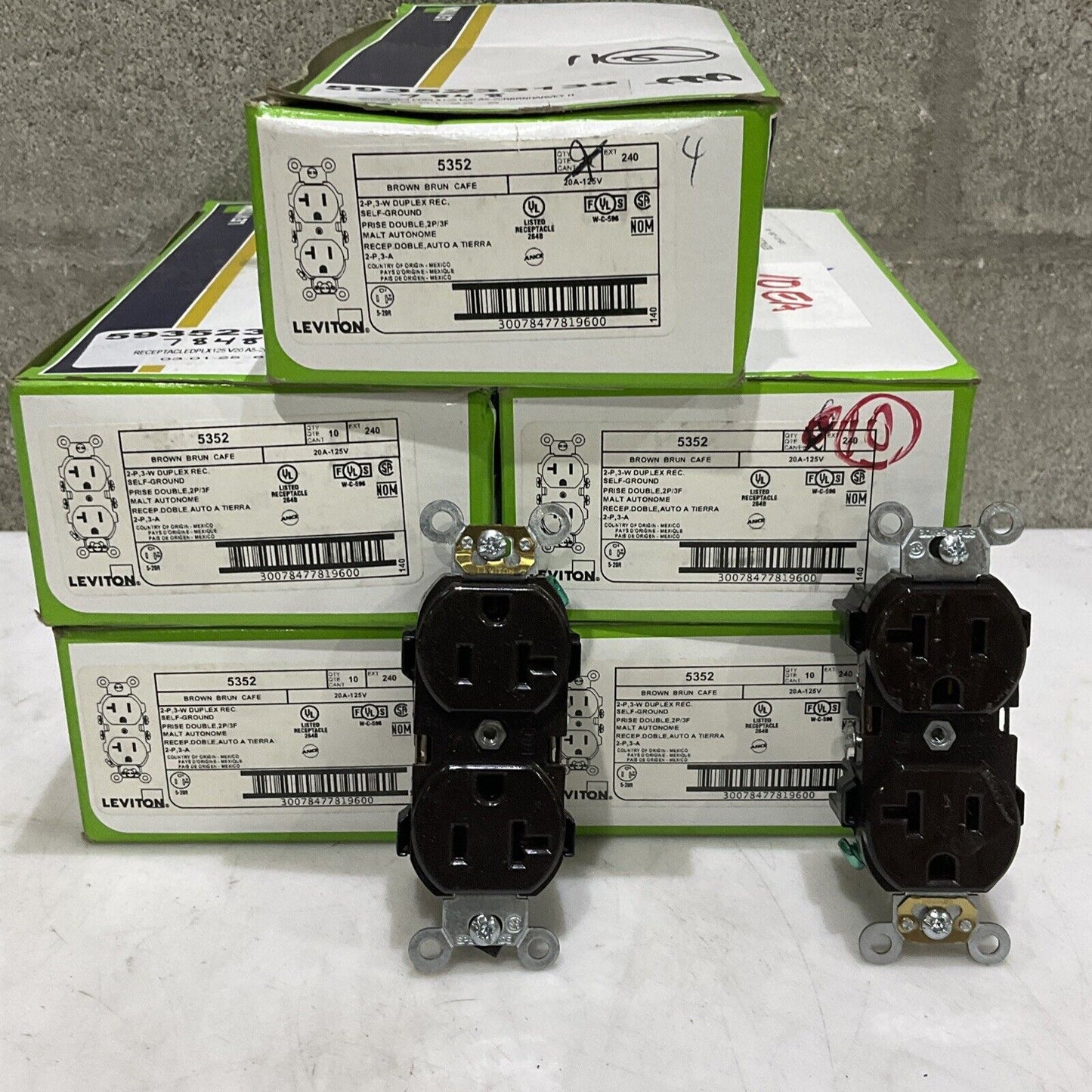 LEVITON 5332 SELF GROUND DUPLEX  OUTLET RECEPTACLE 2P 3W 20A 125V LOT OF 46 373