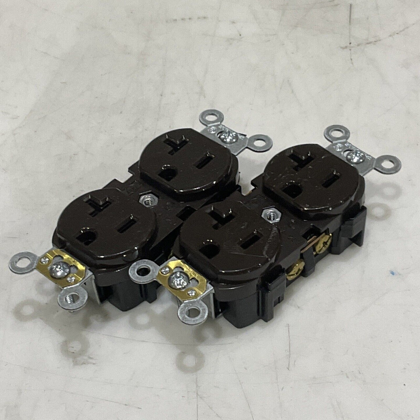LEVITON 5332 SELF GROUND DUPLEX  OUTLET RECEPTACLE 2P 3W 20A 125V LOT OF 46 373