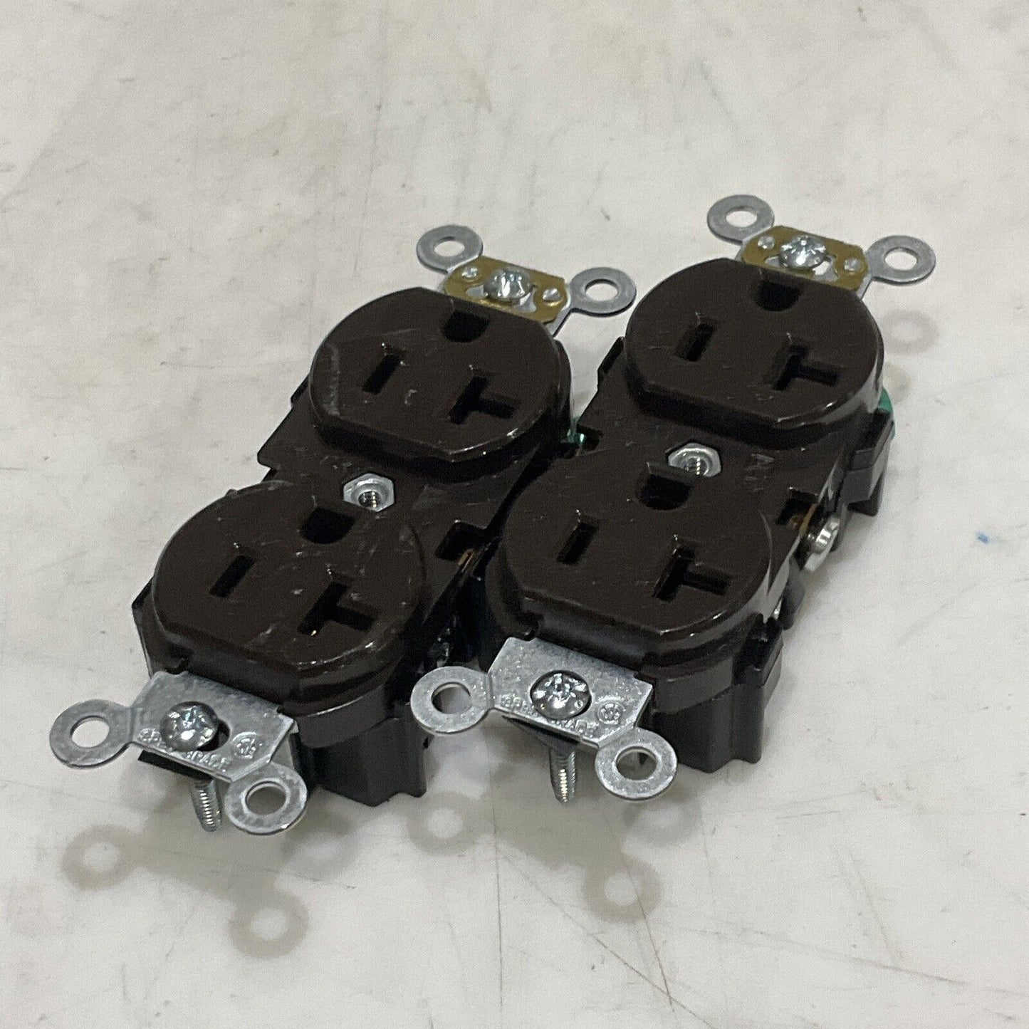LEVITON 5332 SELF GROUND DUPLEX  OUTLET RECEPTACLE 2P 3W 20A 125V LOT OF 46 373