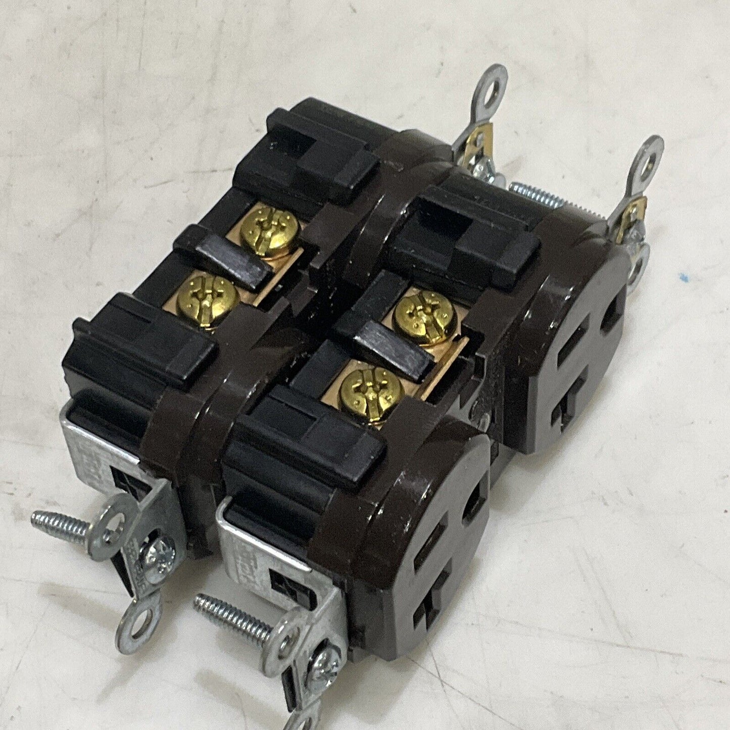 LEVITON 5332 SELF GROUND DUPLEX  OUTLET RECEPTACLE 2P 3W 20A 125V LOT OF 46 373