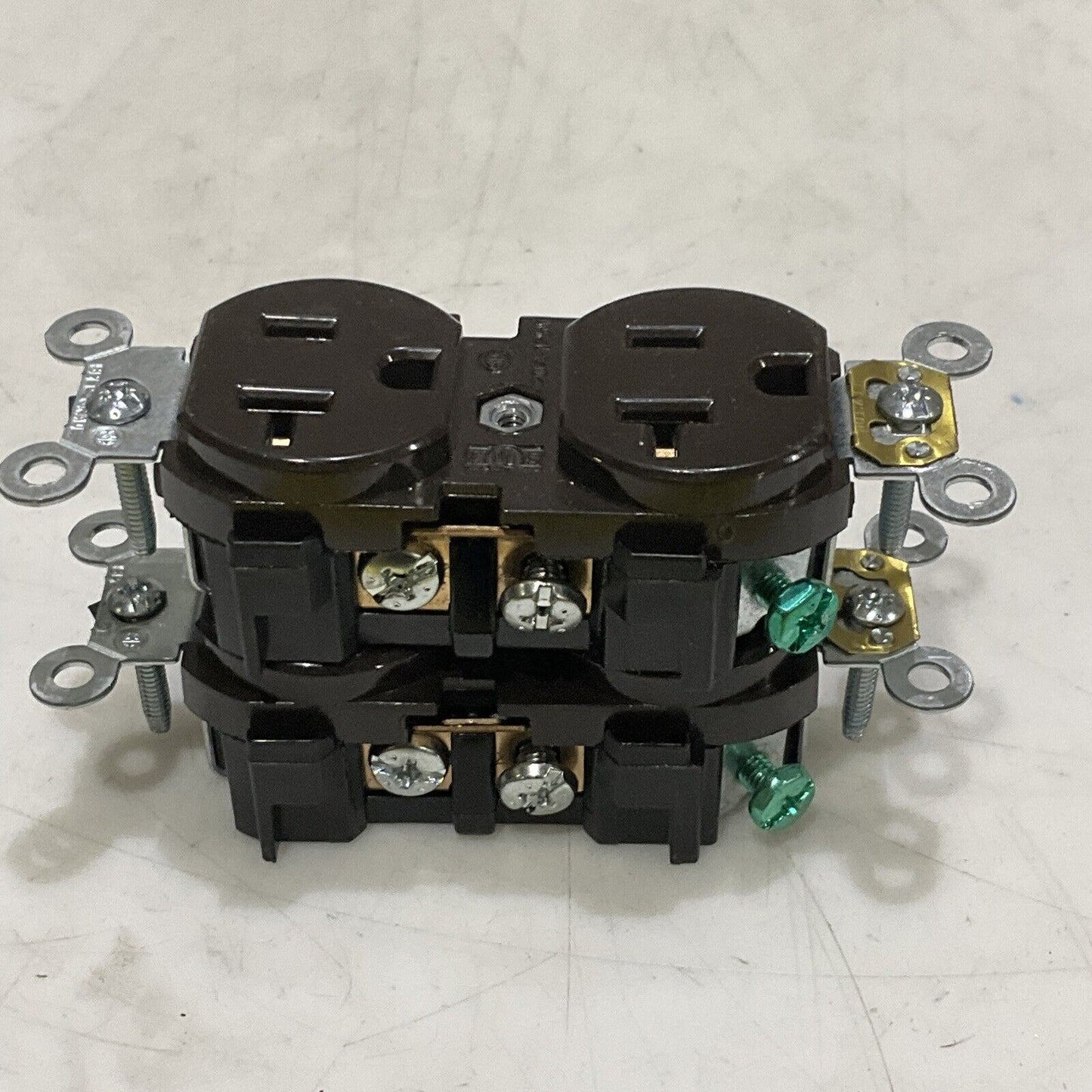 LEVITON 5332 SELF GROUND DUPLEX  OUTLET RECEPTACLE 2P 3W 20A 125V LOT OF 46 373