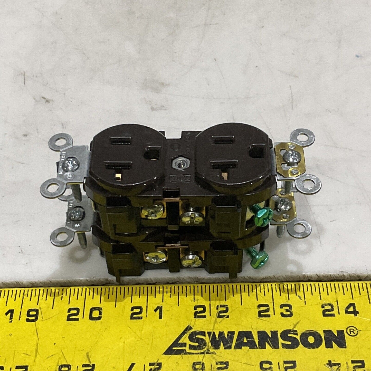 LEVITON 5332 SELF GROUND DUPLEX  OUTLET RECEPTACLE 2P 3W 20A 125V LOT OF 46 373
