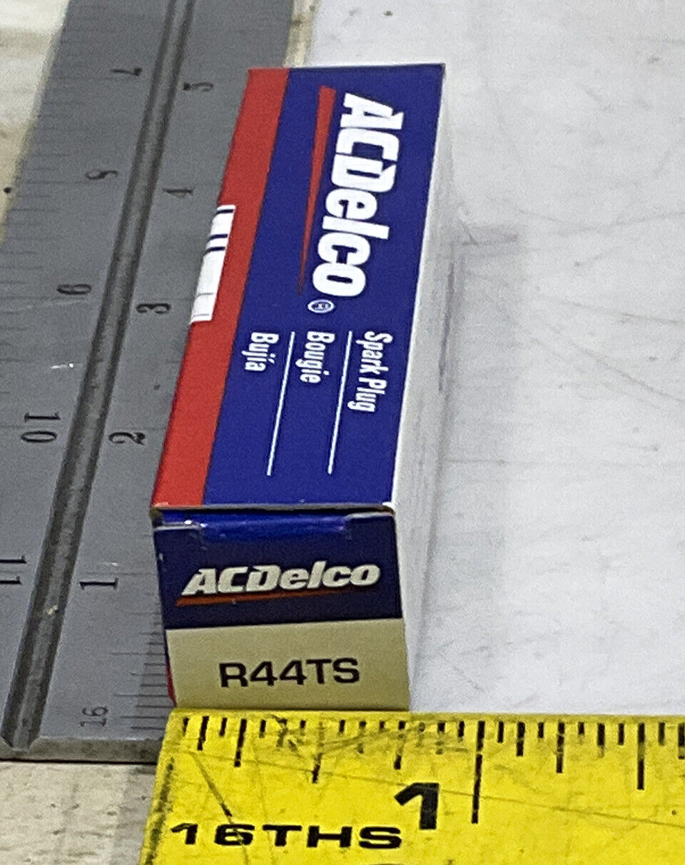 ACDELCO R44TS SPARK PLUG LOT OF 8 373
