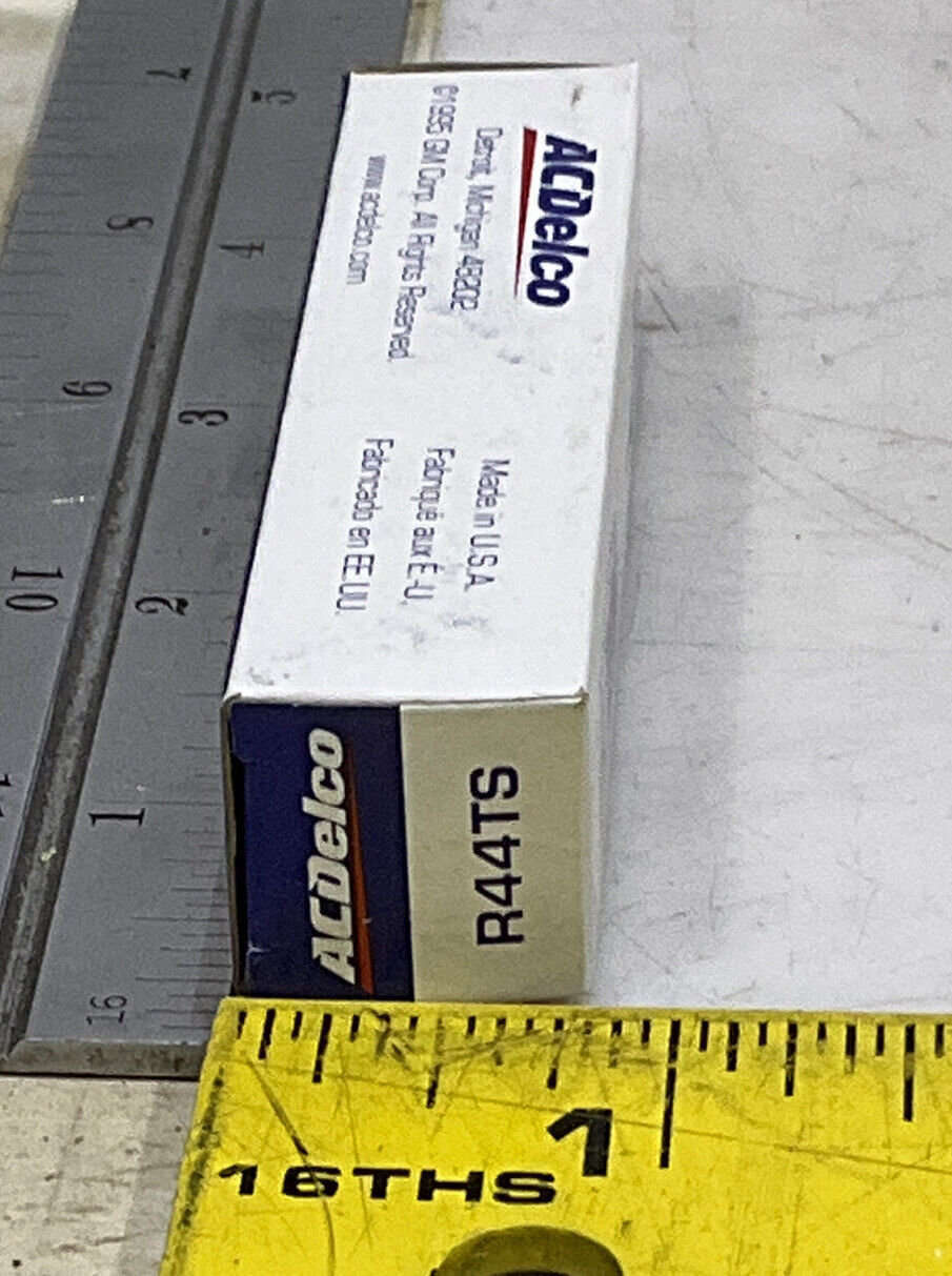 ACDELCO R44TS SPARK PLUG LOT OF 8 373