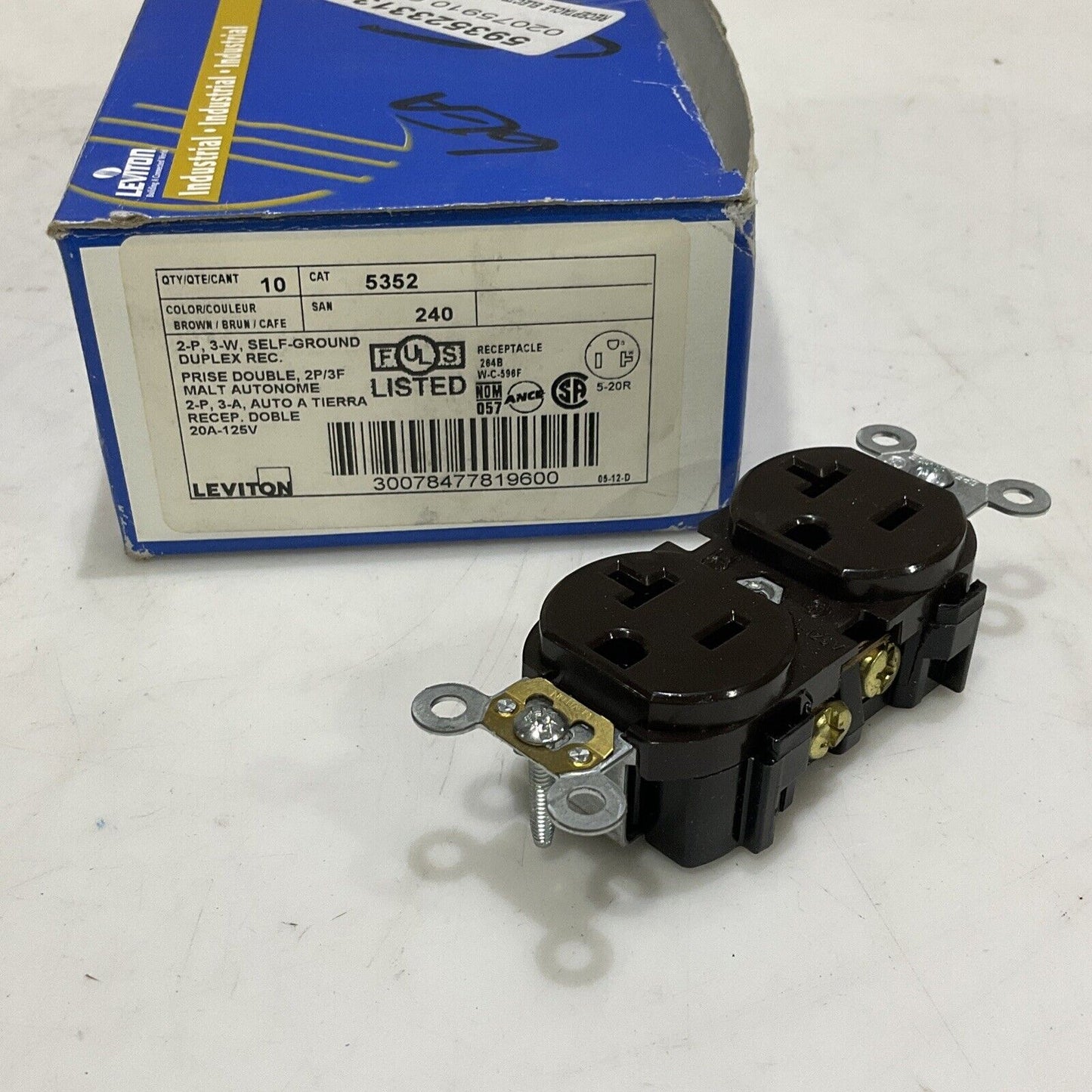 LEVITON 5352 SELF GROUNDED DOUBLE RECEPTACLE 2P 3W 29A-125V LOT OF 6 373