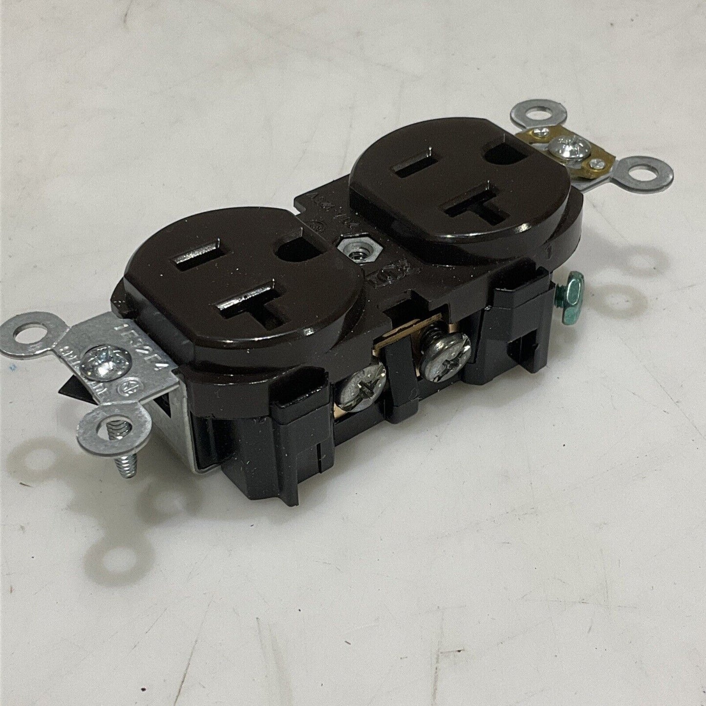 LEVITON 5352 SELF GROUNDED DOUBLE RECEPTACLE 2P 3W 29A-125V LOT OF 6 373