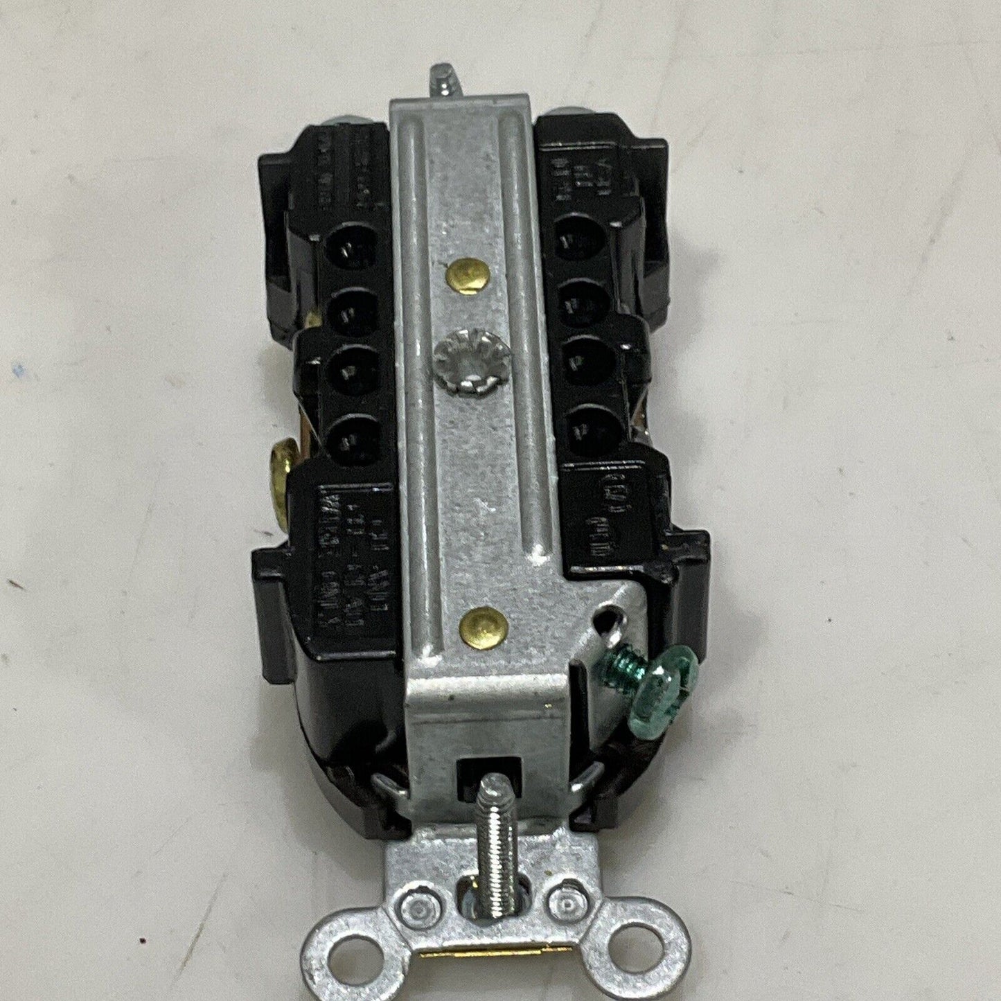 LEVITON 5352 SELF GROUNDED DOUBLE RECEPTACLE 2P 3W 29A-125V LOT OF 6 373