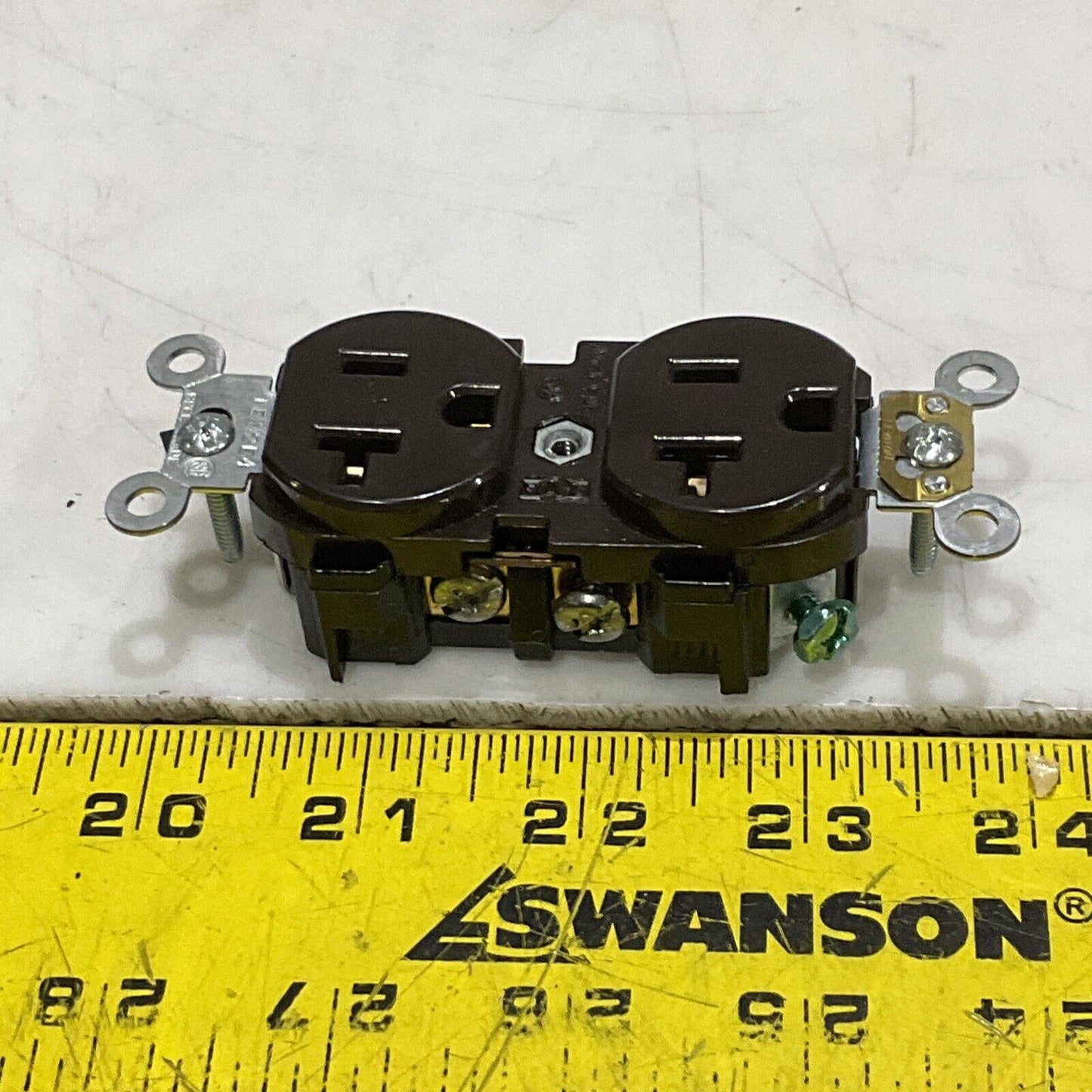 LEVITON 5352 SELF GROUNDED DOUBLE RECEPTACLE 2P 3W 29A-125V LOT OF 6 373