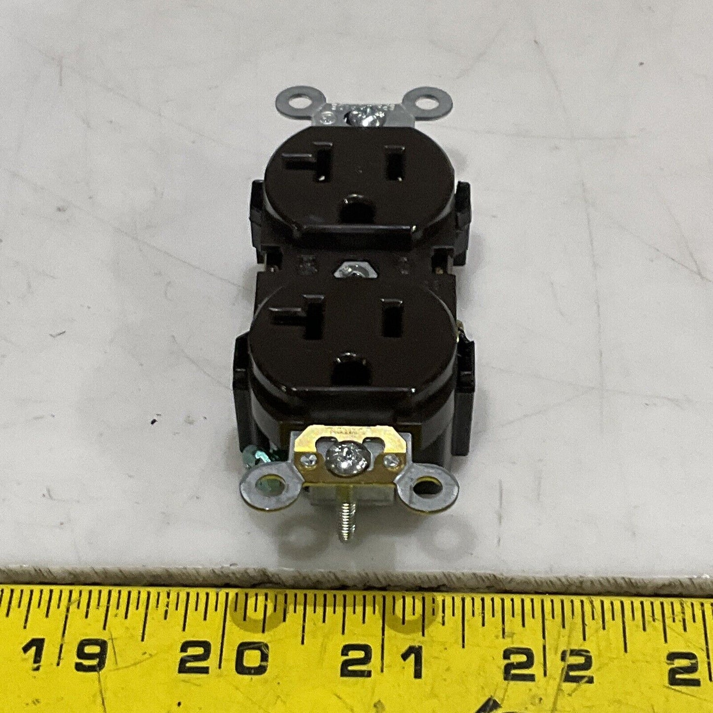 LEVITON 5352 SELF GROUNDED DOUBLE RECEPTACLE 2P 3W 29A-125V LOT OF 6 373