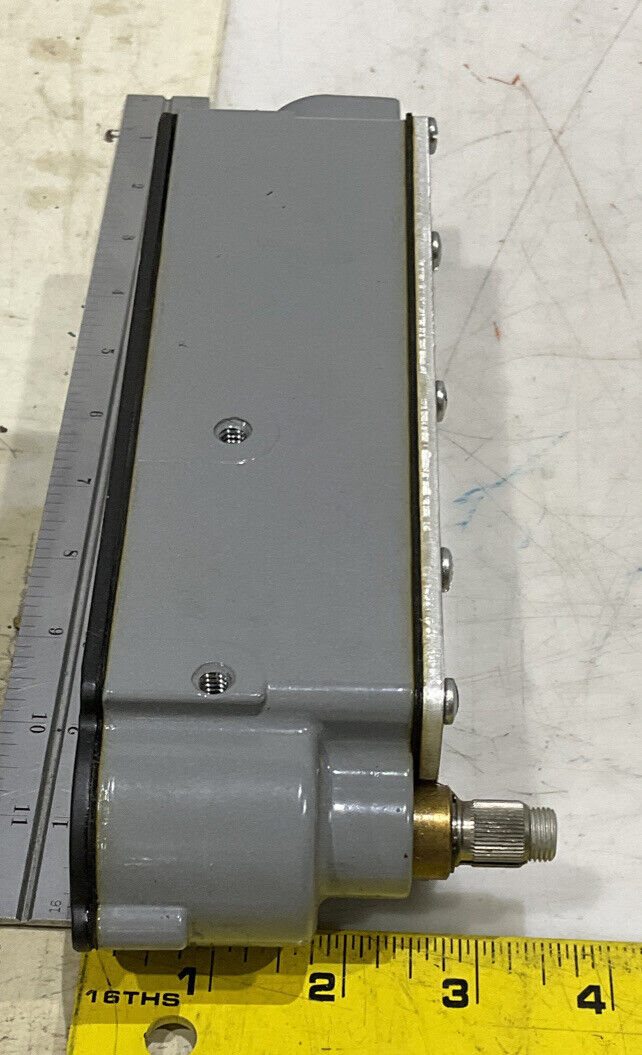 NAMCO CONTROLS EA700-30100 SL4C-B2 SNAP-LOCK LIMIT SWITCH 373