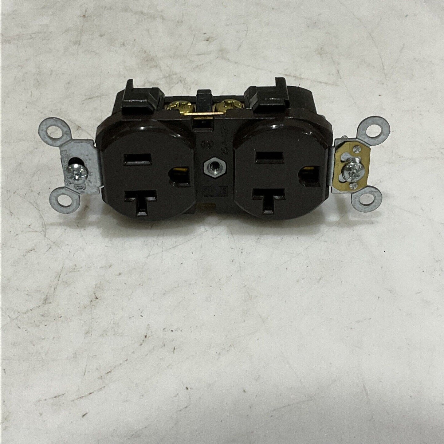 LEVITON 20A-125V RECEPTACLE DPLX 125V LOT OF 10 373