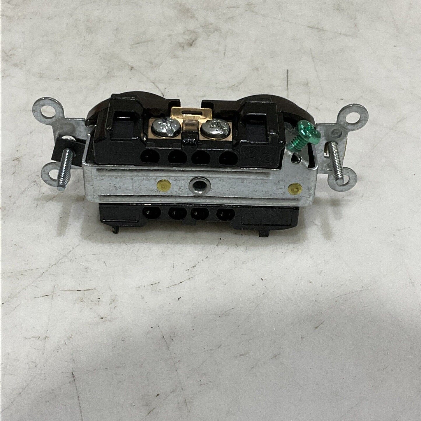 LEVITON 20A-125V RECEPTACLE DPLX 125V LOT OF 10 373