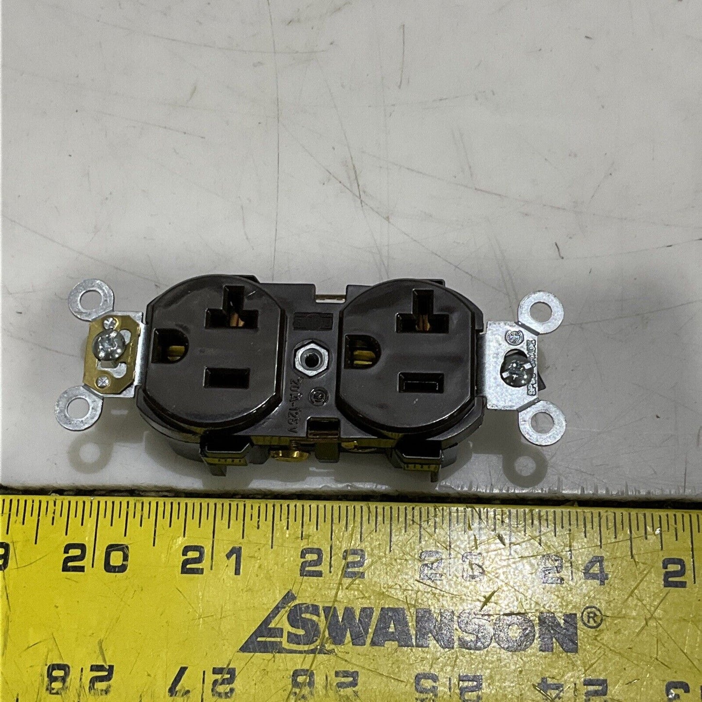 LEVITON 20A-125V RECEPTACLE DPLX 125V LOT OF 10 373