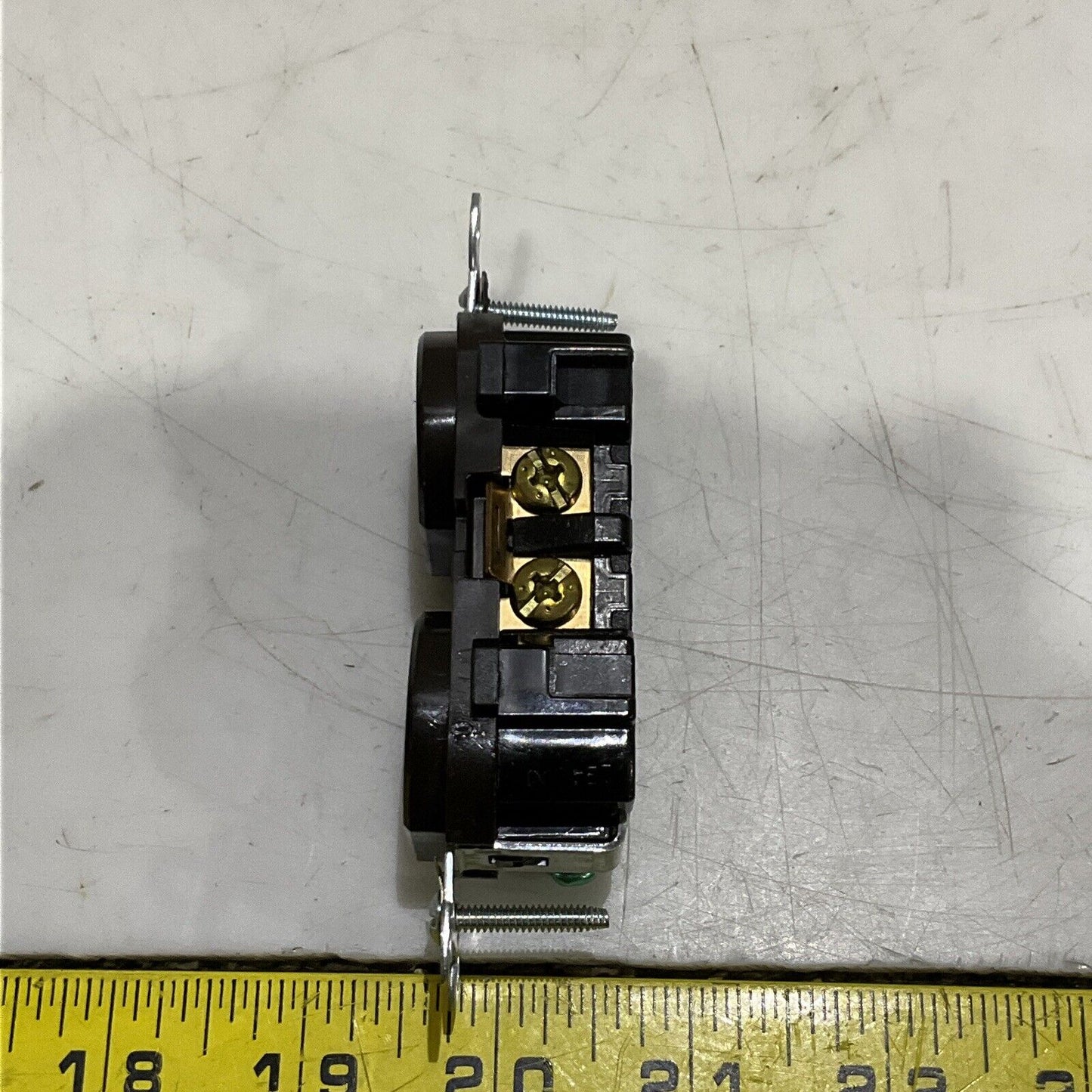 LEVITON 20A-125V RECEPTACLE DPLX 125V LOT OF 10 373