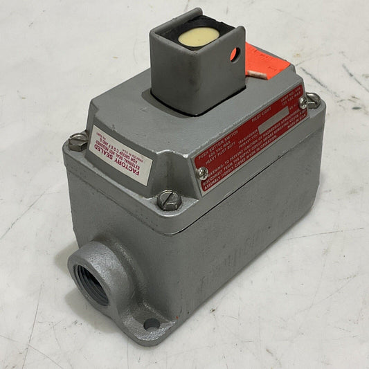 CROUSE-HINDS EFDCB175-U1 11/97 PUSH BUTTON SWITCH 600V 60HZ NO.656 373