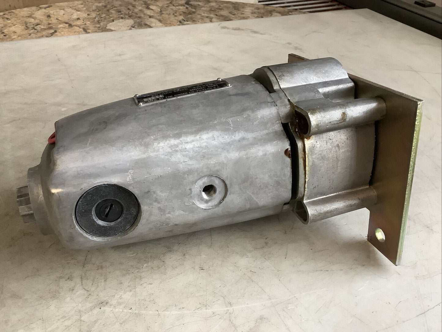 WESTINGHOUSE 592C622H02 MODEL 5061 GEARMOTOR 220VAC/DC 3A 330RPM 373