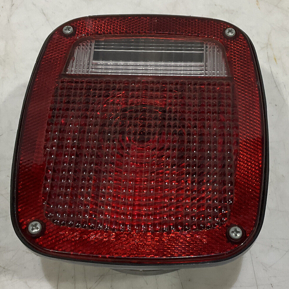 UNIVERSAL 1661281C91 TAIL LIGHT 881