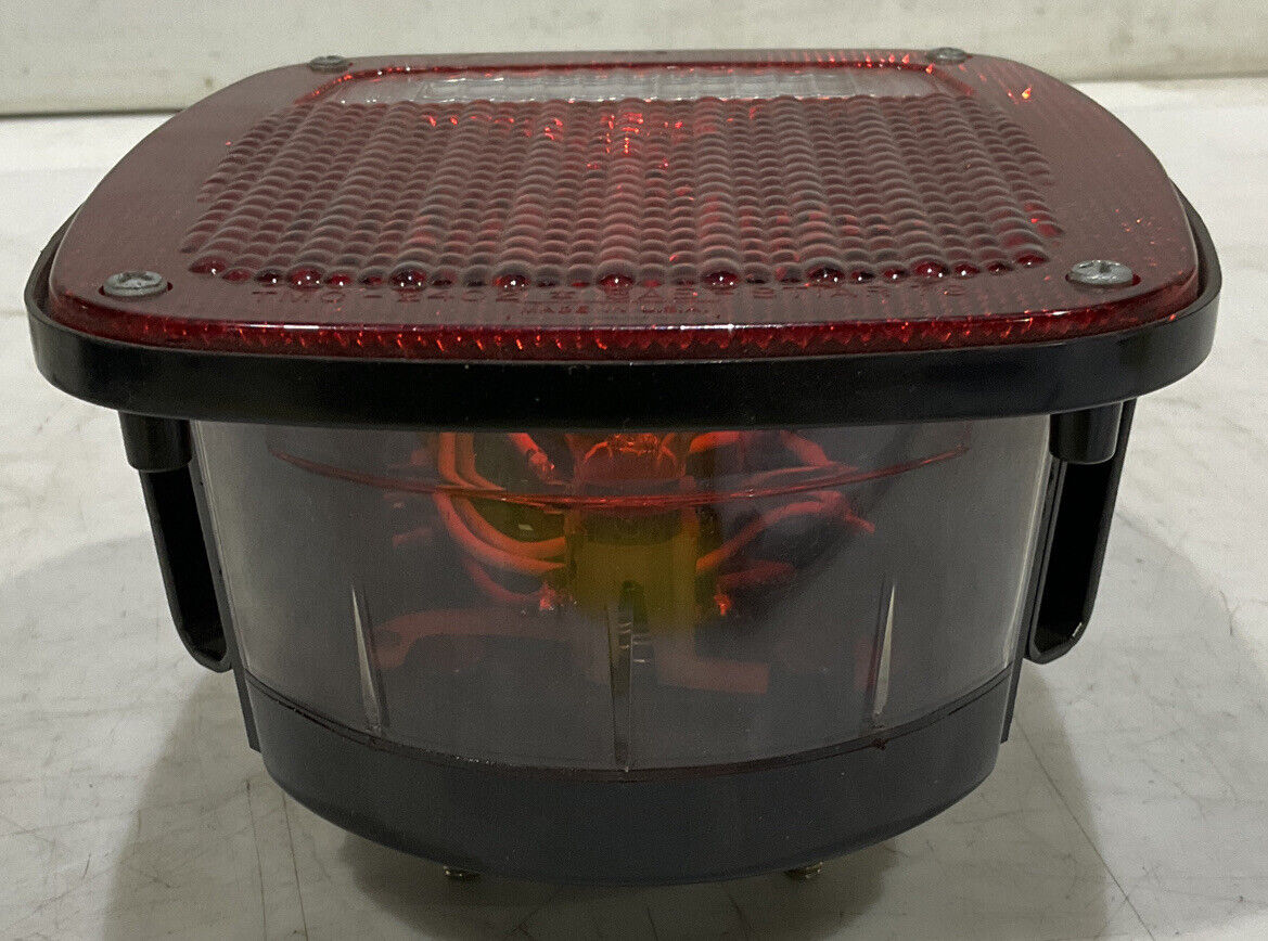 UNIVERSAL 1661281C91 TAIL LIGHT 881