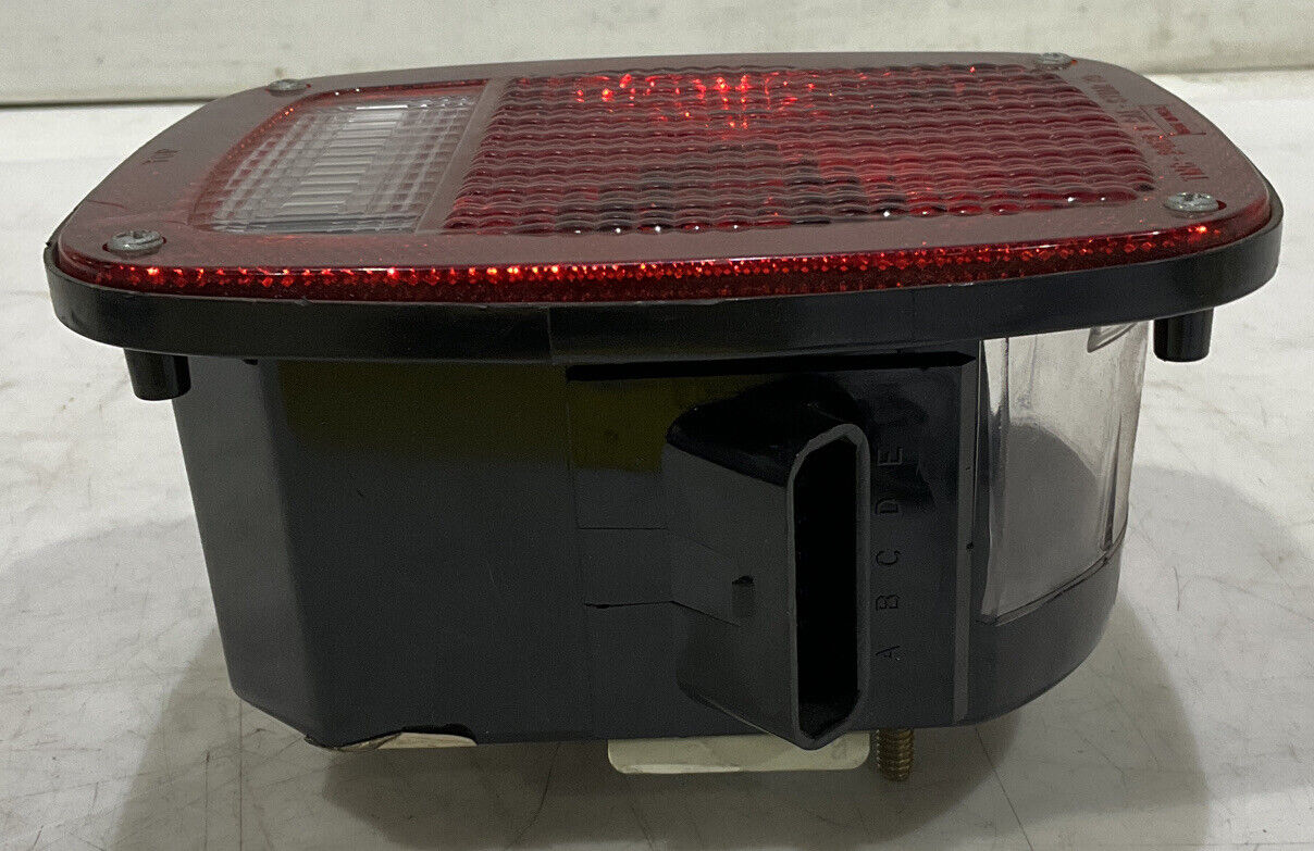 UNIVERSAL 1661281C91 TAIL LIGHT 881