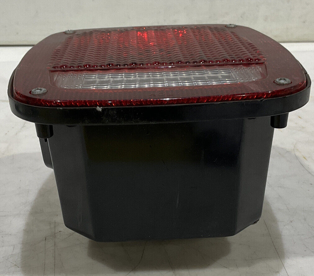 UNIVERSAL 1661281C91 TAIL LIGHT 881