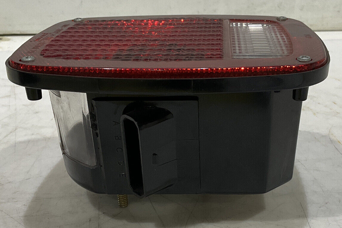 UNIVERSAL 1661281C91 TAIL LIGHT 881