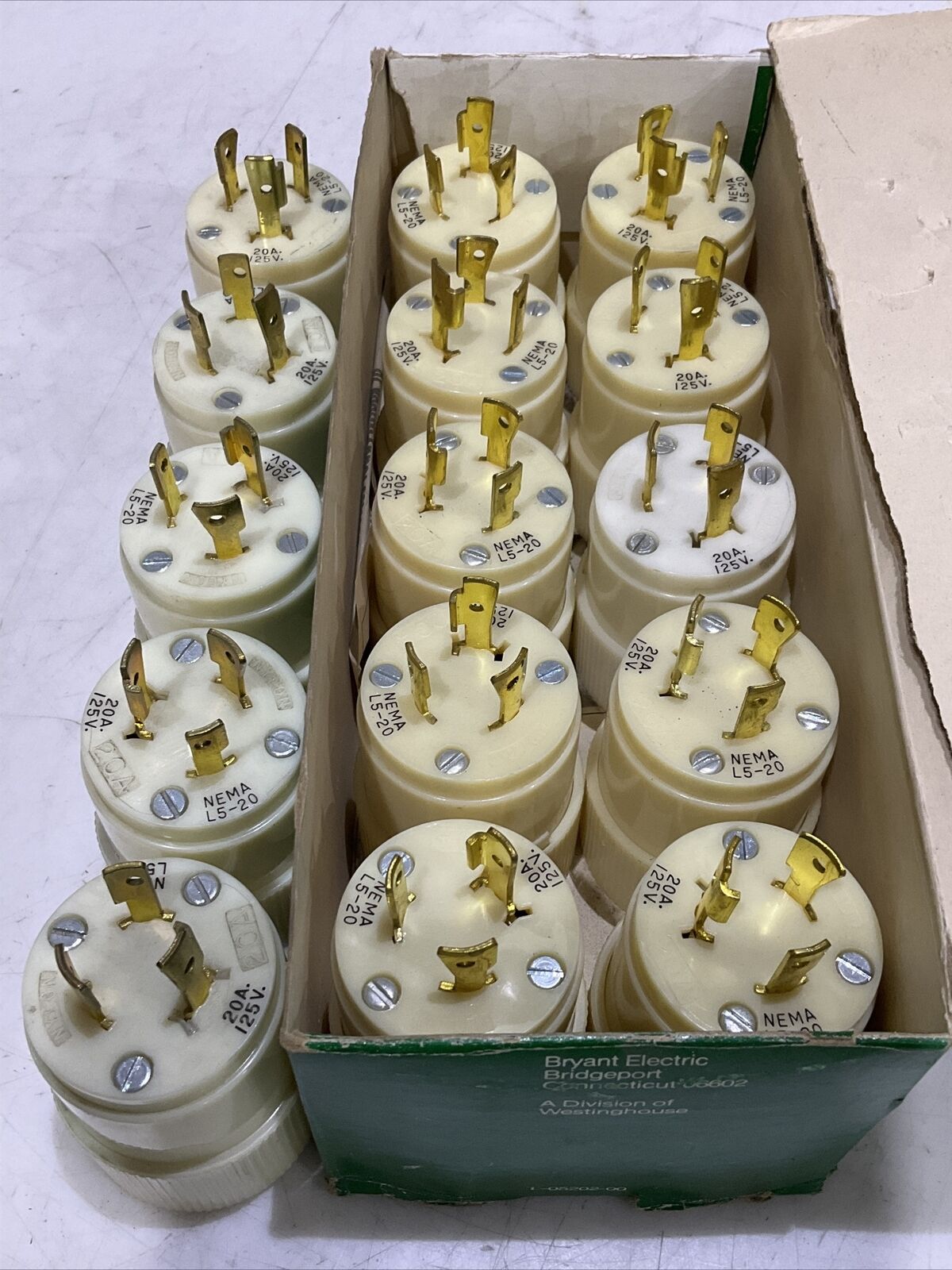 BRYANT 70520-NP WHITE LOCKING NYLON ATTACHMENT PLUG 2P 3W 20A 125V LOT OF 15 373