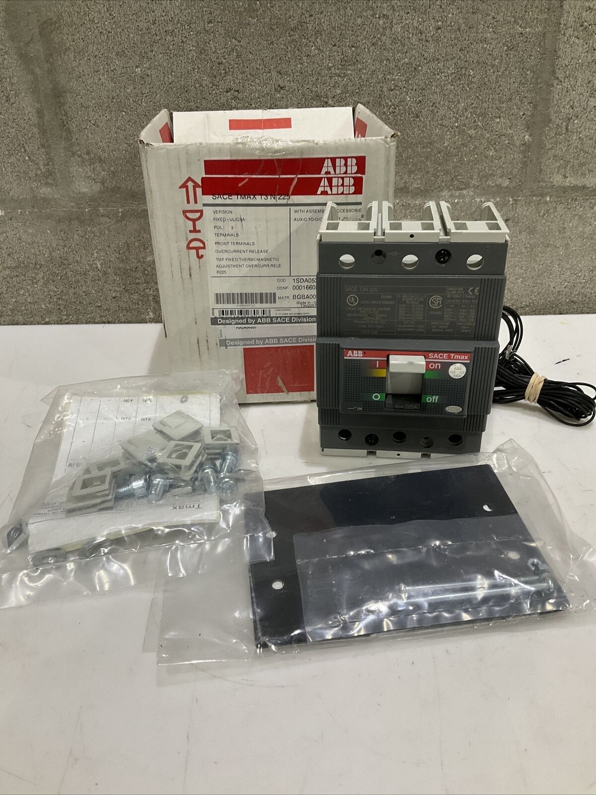 ABB SACE T3N 225 T3N225TWA CIRCUIT BREAKER WITH AUXILIARY SWITCH 3P 225A U3S