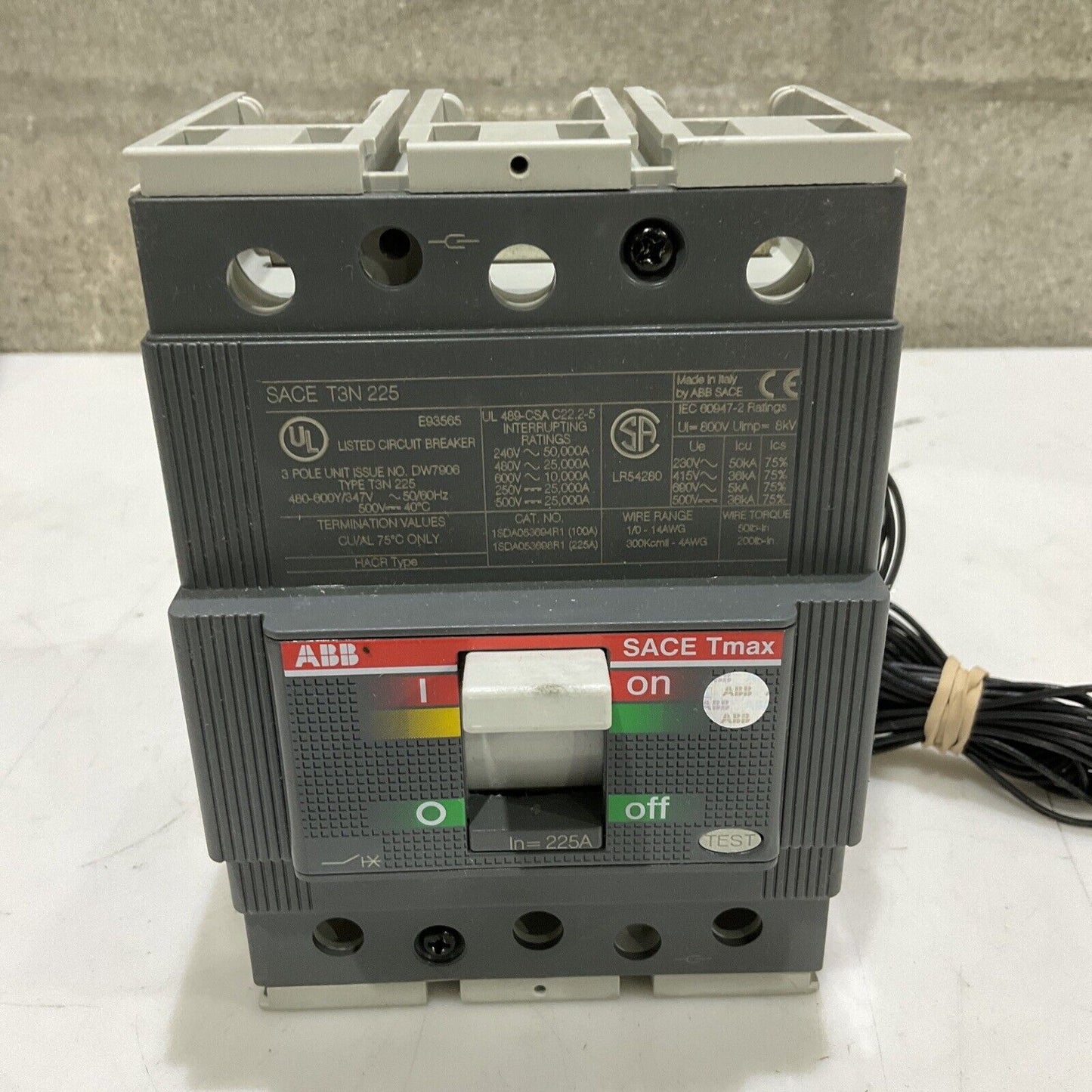 ABB SACE T3N 225 T3N225TWA CIRCUIT BREAKER WITH AUXILIARY SWITCH 3P 225A U3S