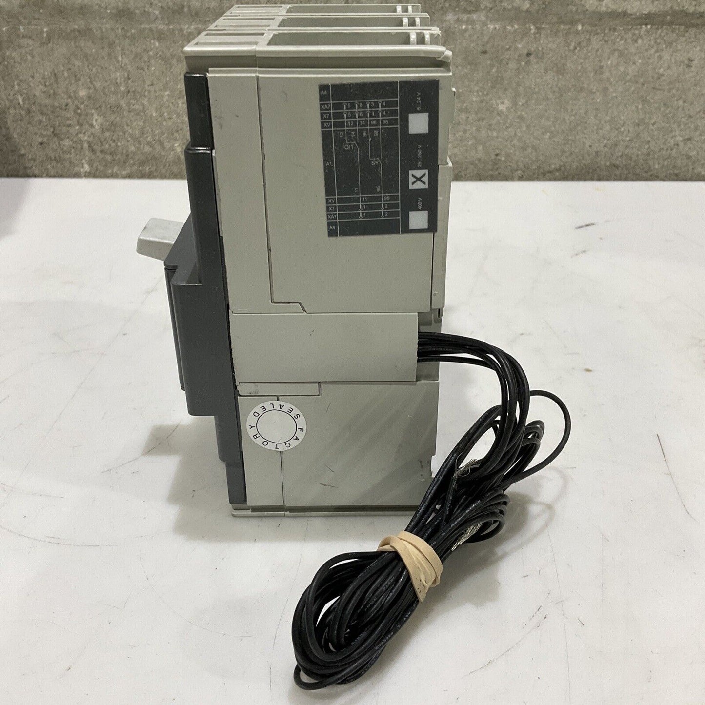 ABB SACE T3N 225 T3N225TWA CIRCUIT BREAKER WITH AUXILIARY SWITCH 3P 225A U3S