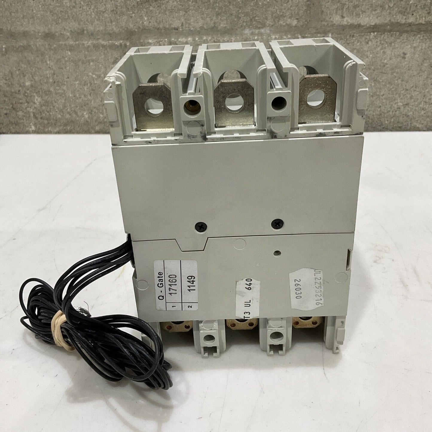 ABB SACE T3N 225 T3N225TWA CIRCUIT BREAKER WITH AUXILIARY SWITCH 3P 225A U3S