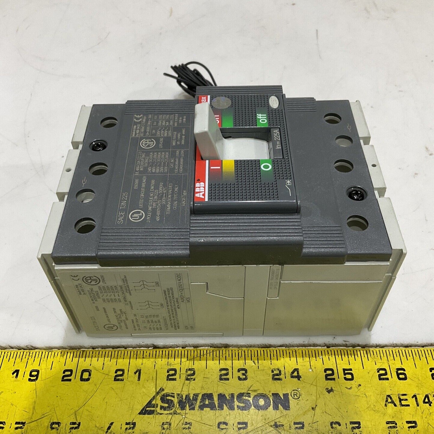 ABB SACE T3N 225 T3N225TWA CIRCUIT BREAKER WITH AUXILIARY SWITCH 3P 225A U3S