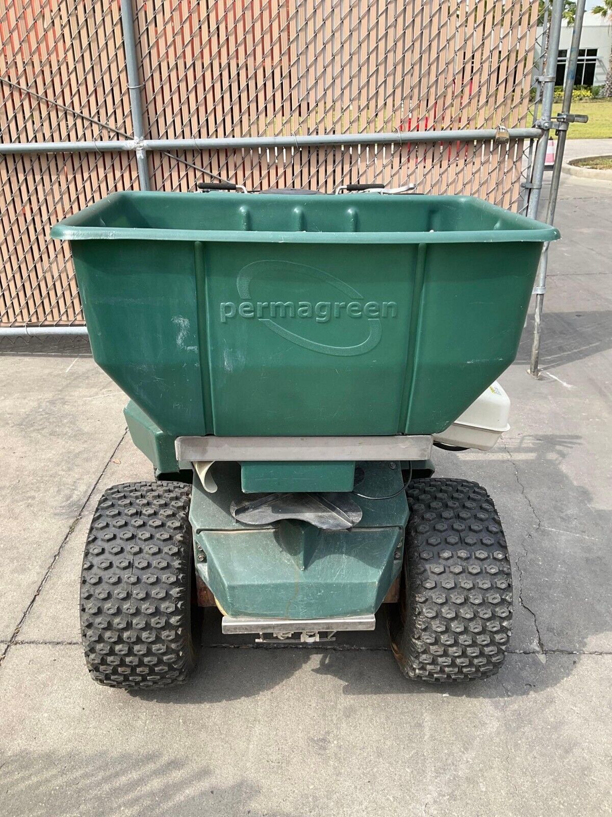 PERMAGREEN SUPREME MAGNUM SMARTSTEER SPREADER MODEL MAGNUM SS C3C