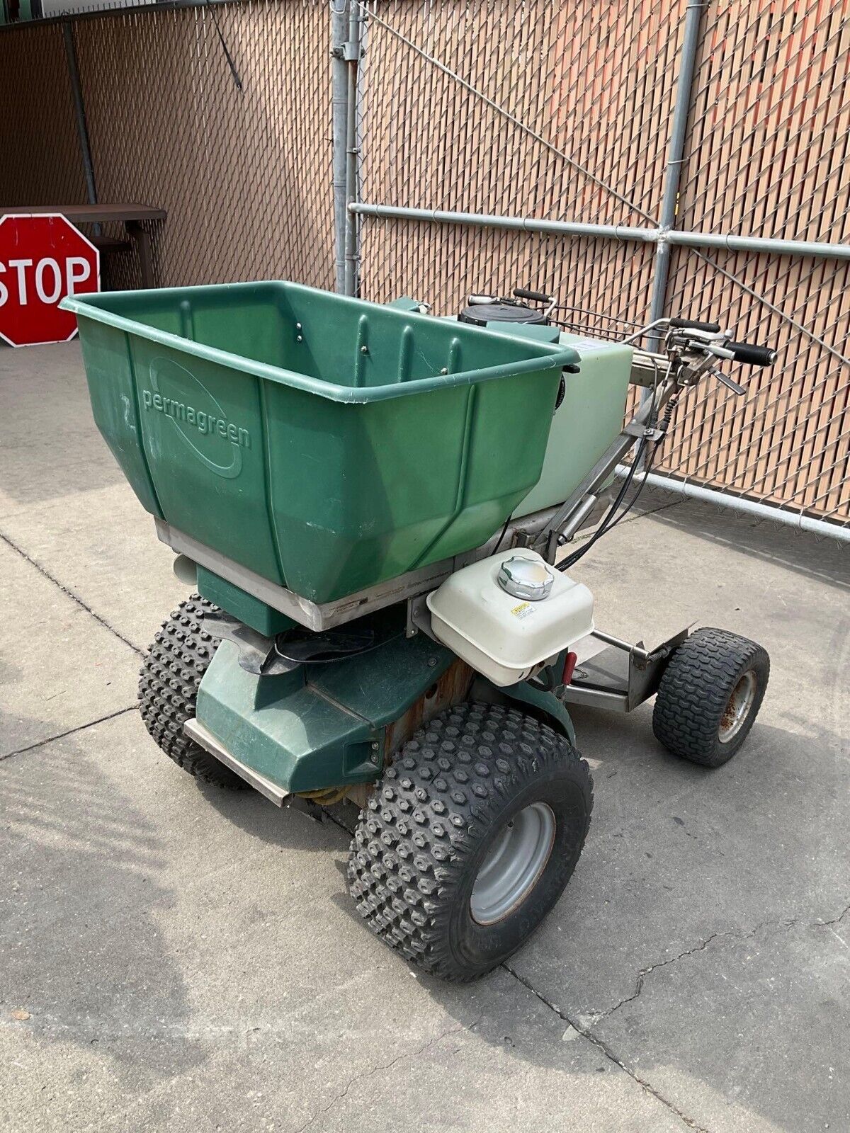 PERMAGREEN SUPREME MAGNUM SMARTSTEER SPREADER MODEL MAGNUM SS C3C