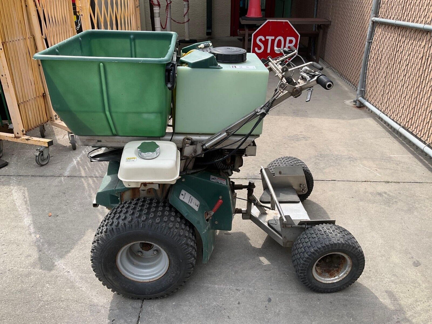PERMAGREEN SUPREME MAGNUM SMARTSTEER SPREADER MODEL MAGNUM SS C3C