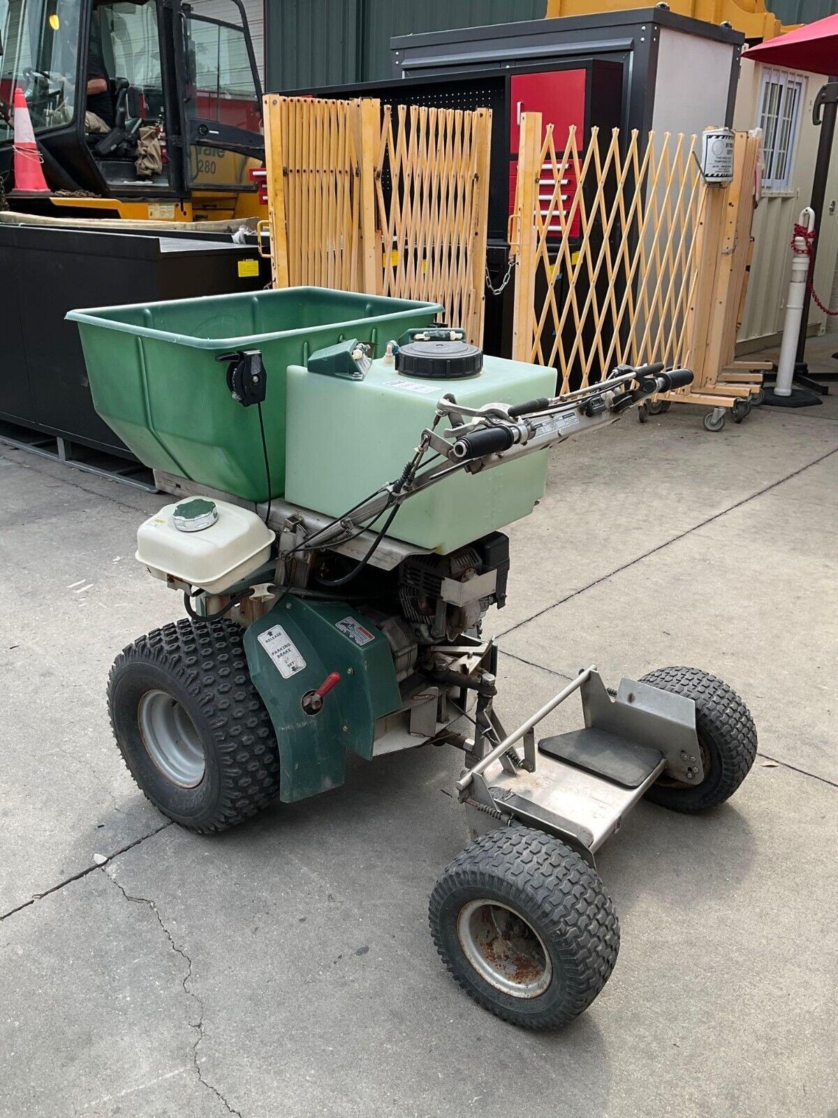 PERMAGREEN SUPREME MAGNUM SMARTSTEER SPREADER MODEL MAGNUM SS C3C