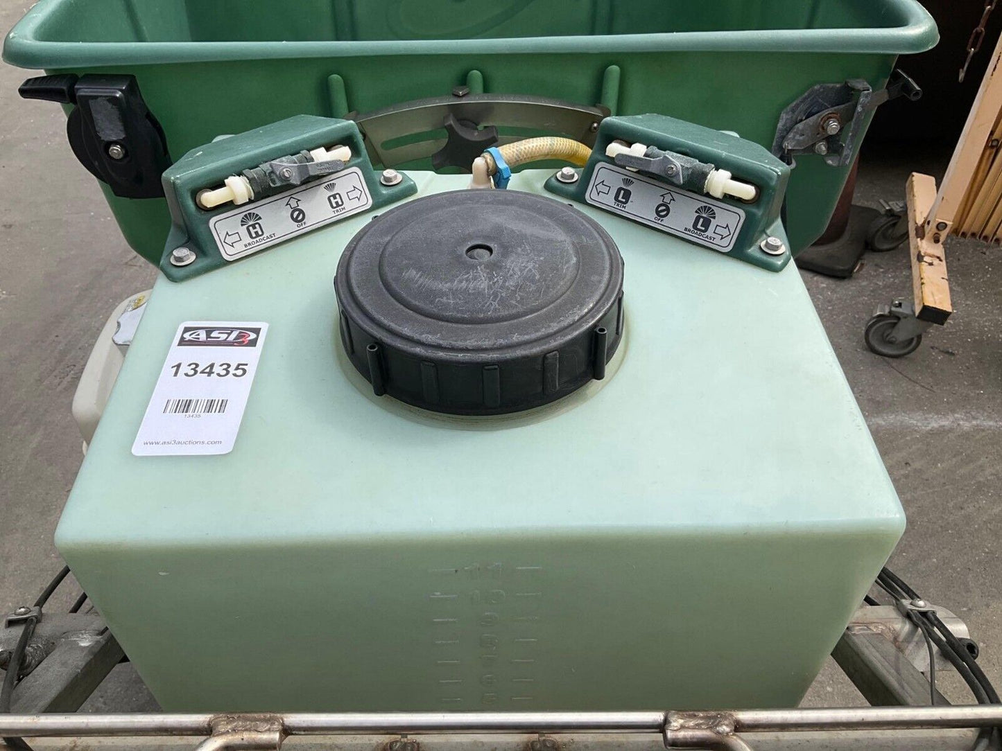PERMAGREEN SUPREME MAGNUM SMARTSTEER SPREADER MODEL MAGNUM SS C3C