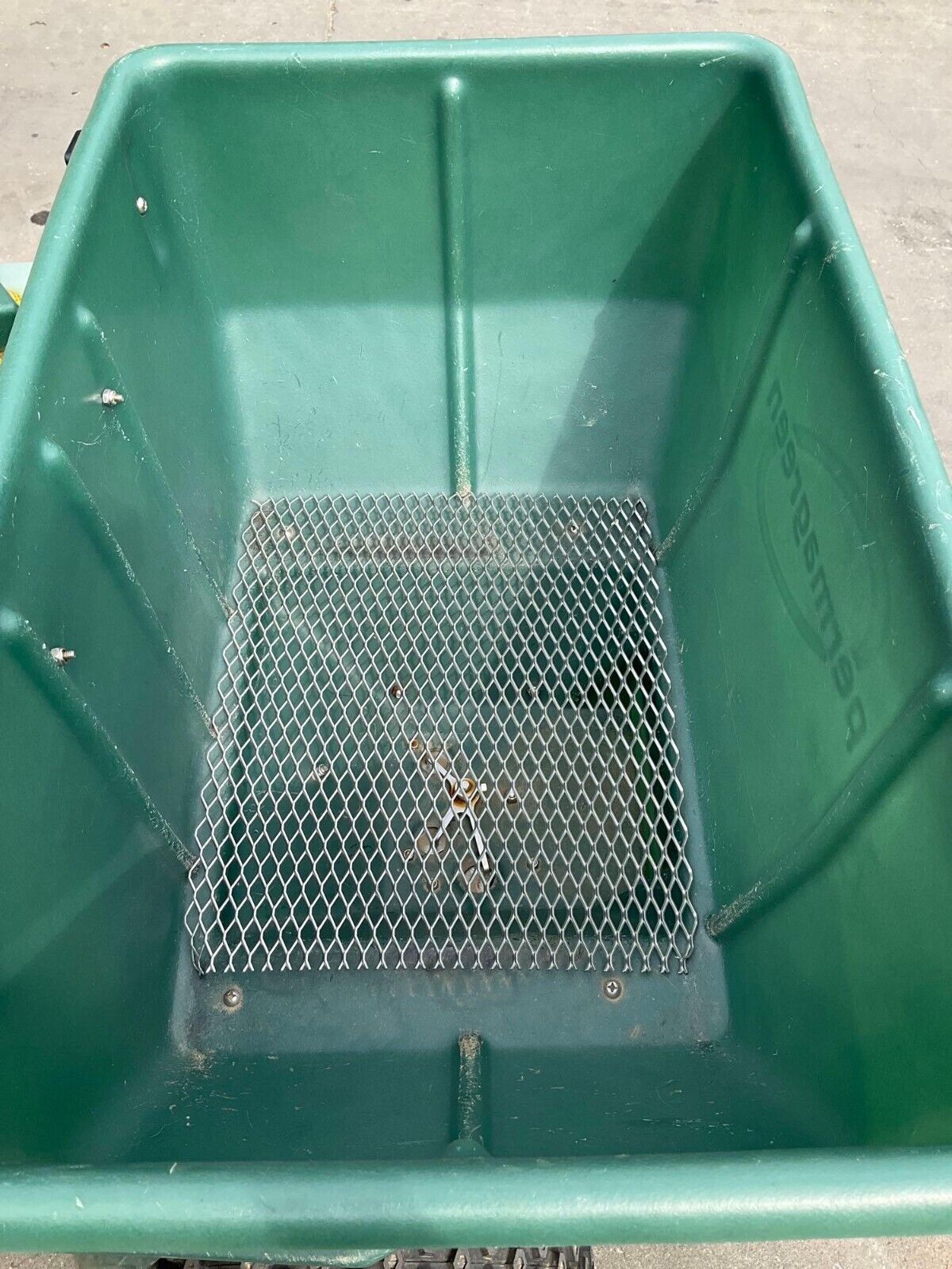 PERMAGREEN SUPREME MAGNUM SMARTSTEER SPREADER MODEL MAGNUM SS C3C