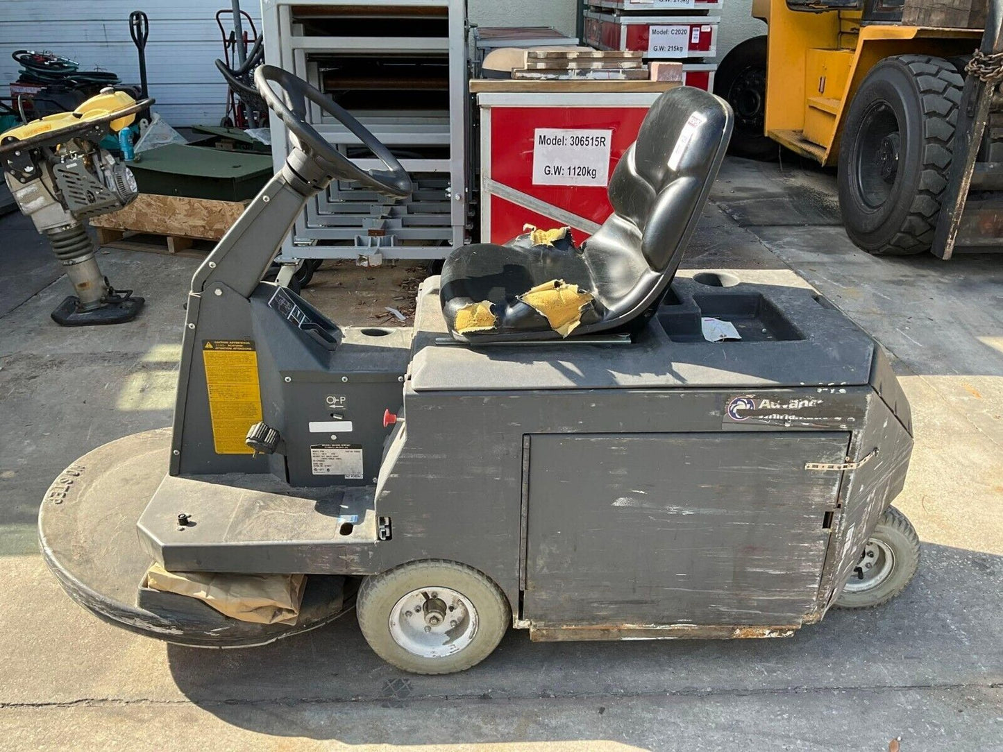 NILFISK ADVANCE WHIRLMATIC RIDE ON FLOOR BURNISHER 2700 ELECTRIC 36 V