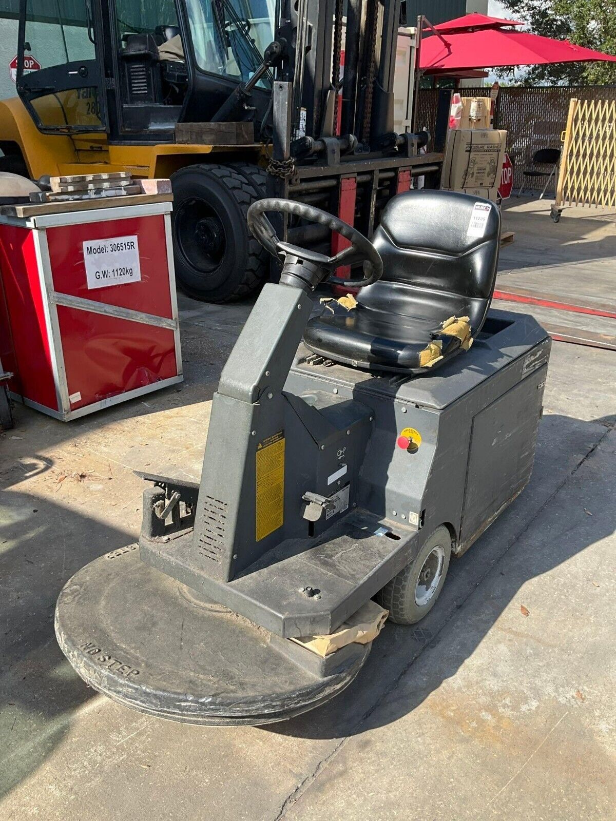 NILFISK ADVANCE WHIRLMATIC RIDE ON FLOOR BURNISHER 2700 ELECTRIC 36 V