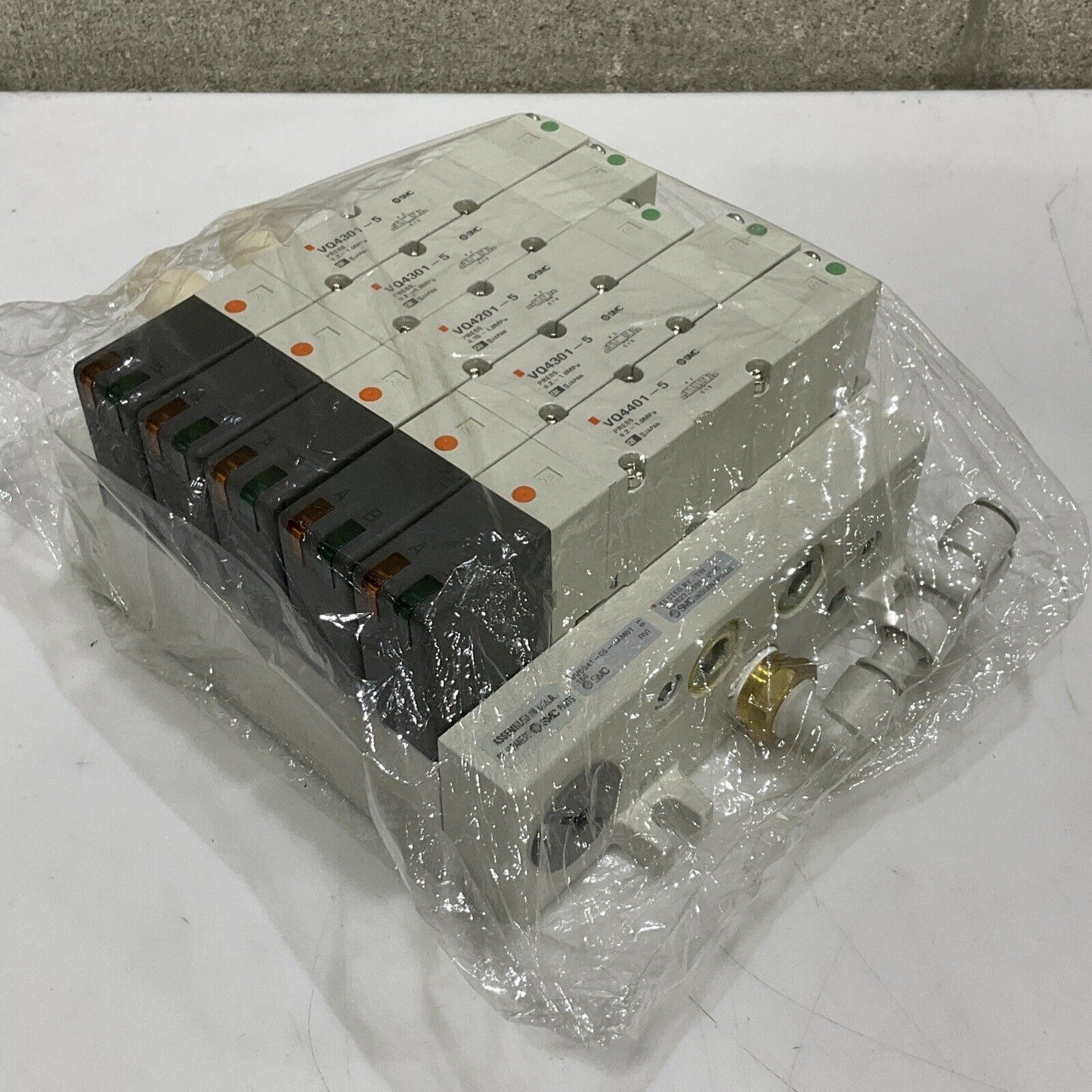 SMC VV5Q41-05-DAM01 MOUNTED MANIFOLD VQ4401-5 VQ4301-51 VQ4201-51 U3S