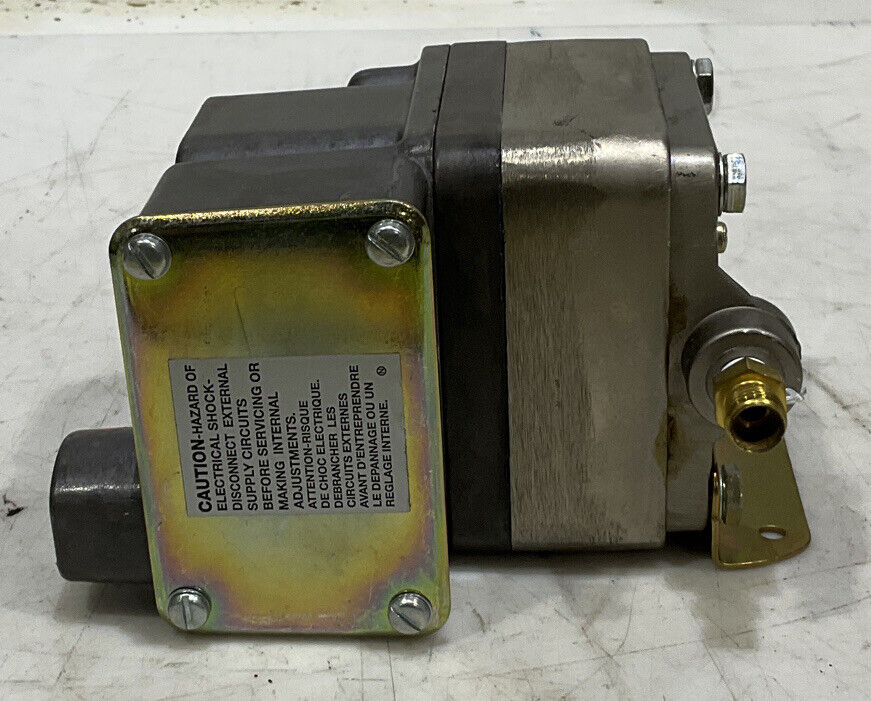 BARKSDALE DPD2T-A80SS PRESSURE OR VACUUM ACTUATED PRESSURE SWITCH 373