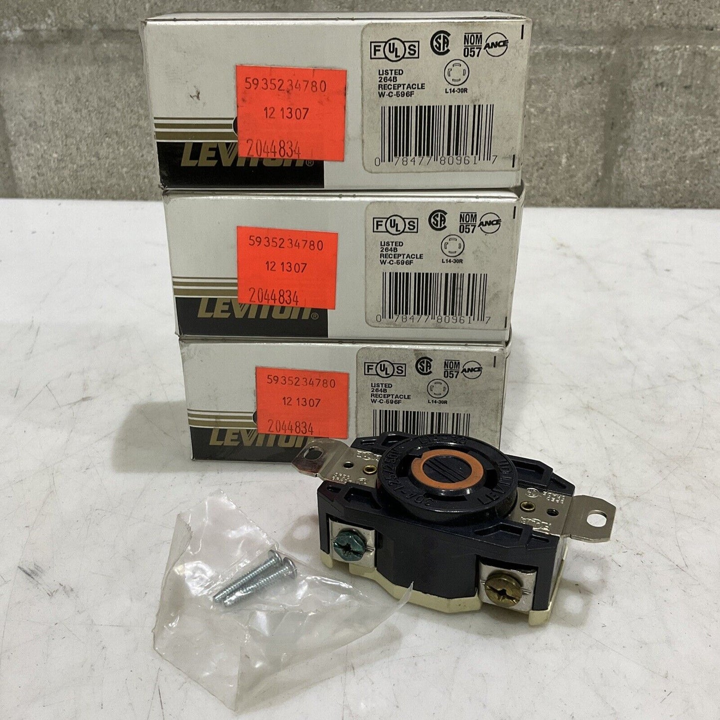 LEVITON 2710 W-C-596F SINGLE LOCKING GROUND RECEPTACLE 3-P 4-A 250V LOT OF 3 373