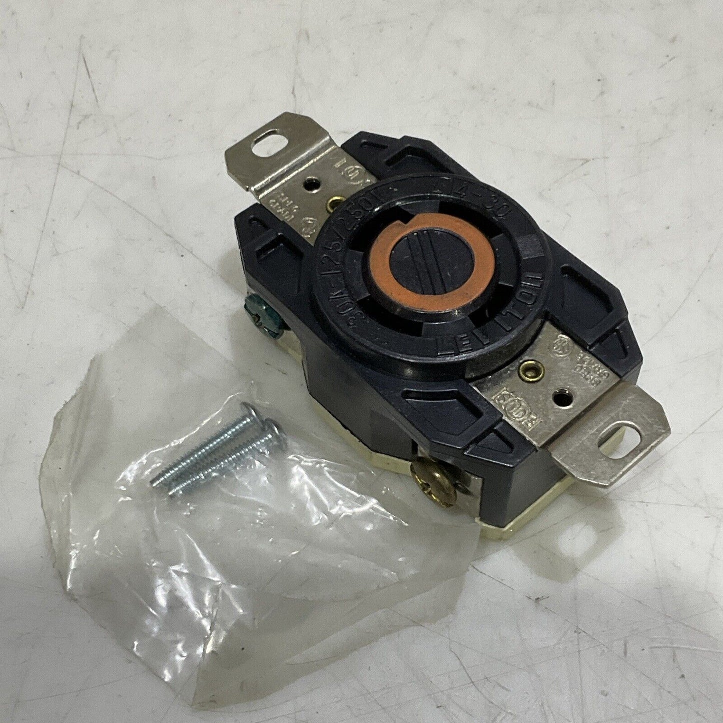 LEVITON 2710 W-C-596F SINGLE LOCKING GROUND RECEPTACLE 3-P 4-A 250V LOT OF 3 373