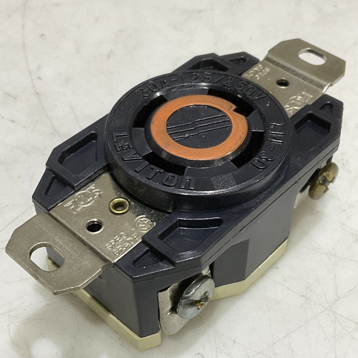 LEVITON 2710 W-C-596F SINGLE LOCKING GROUND RECEPTACLE 3-P 4-A 250V LOT OF 3 373