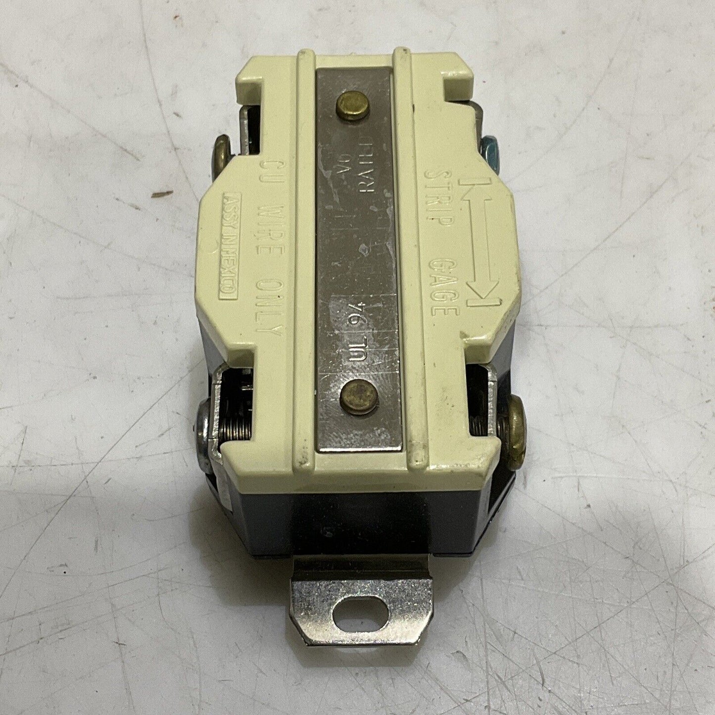 LEVITON 2710 W-C-596F SINGLE LOCKING GROUND RECEPTACLE 3-P 4-A 250V LOT OF 3 373