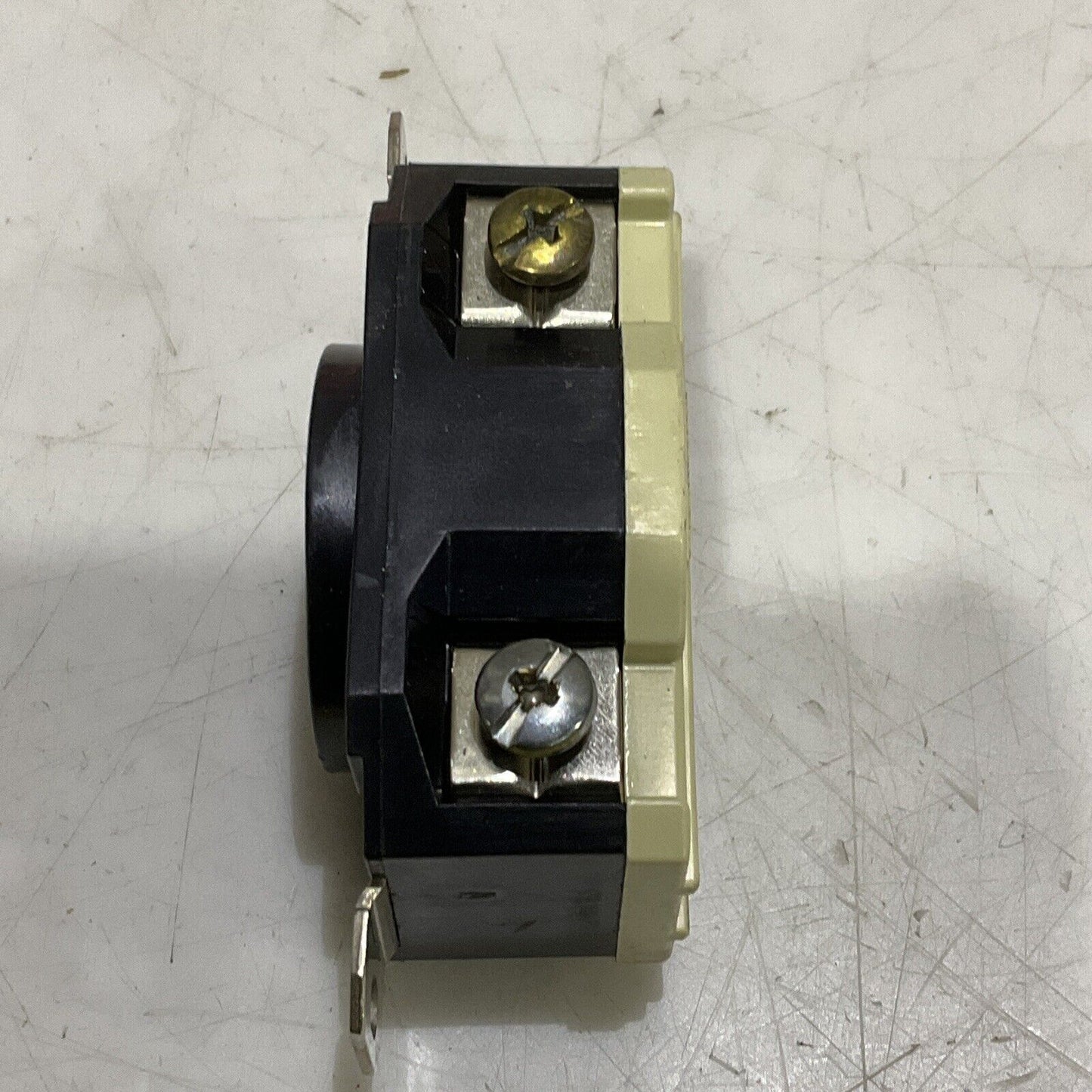 LEVITON 2710 W-C-596F SINGLE LOCKING GROUND RECEPTACLE 3-P 4-A 250V LOT OF 3 373