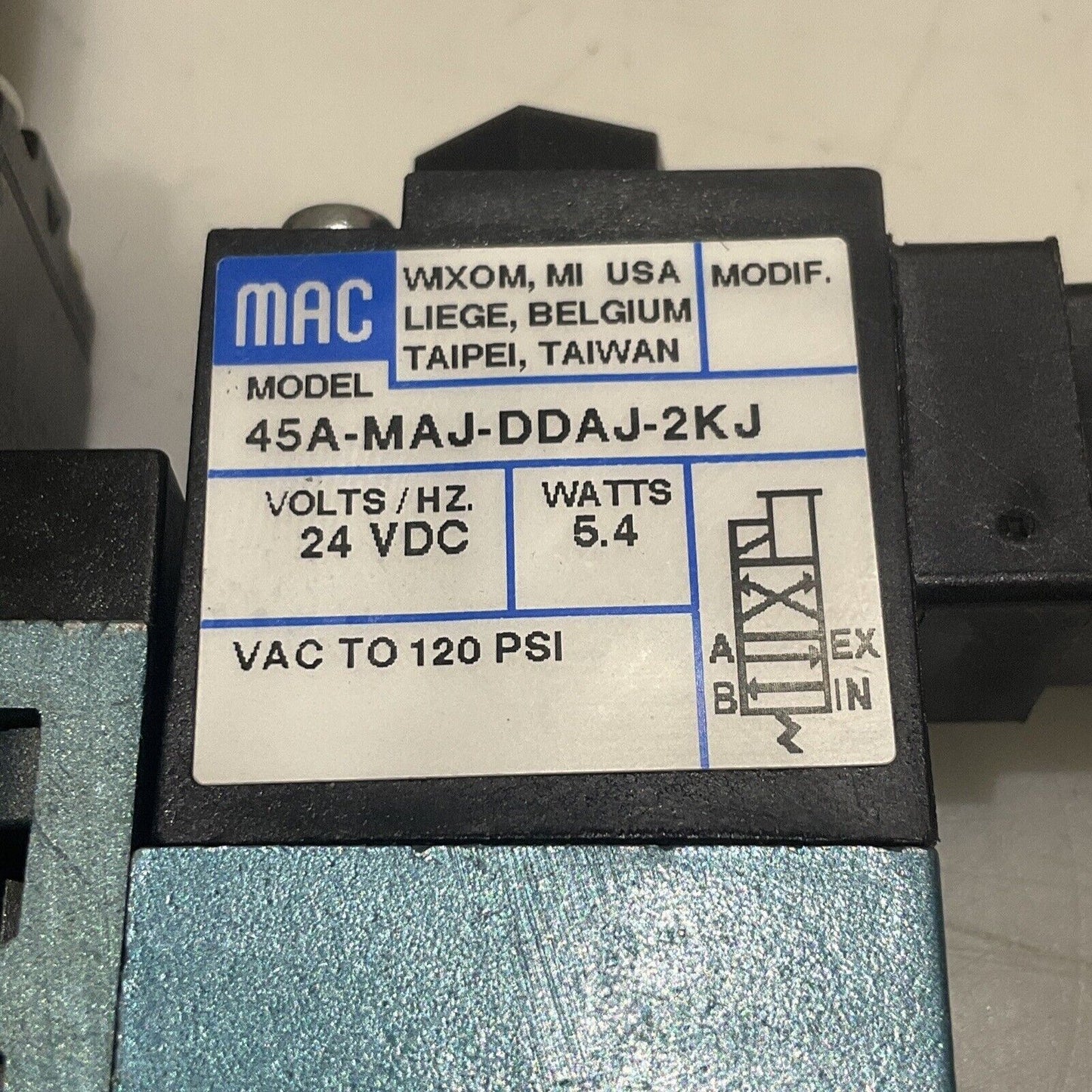 MAC 46A-MAJ-DDAJ-2KJ SUNGLE SOLENOID VALVE SINGLE OPERATOR W/ GAUGE POINT U3S