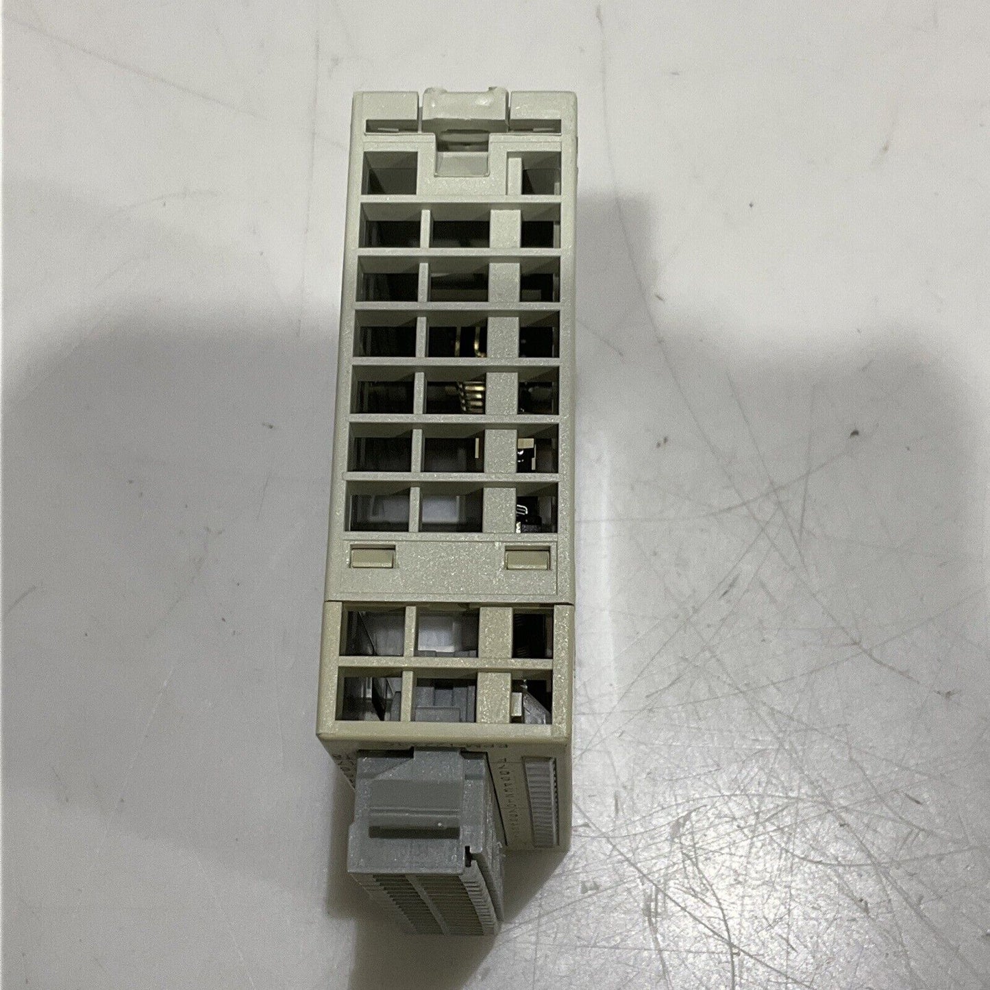 LENZE EPM-T223 DIGITAL OUTPUT MODULE I/O SYSTEM IP20 DOXDC 24V 1A  U3S